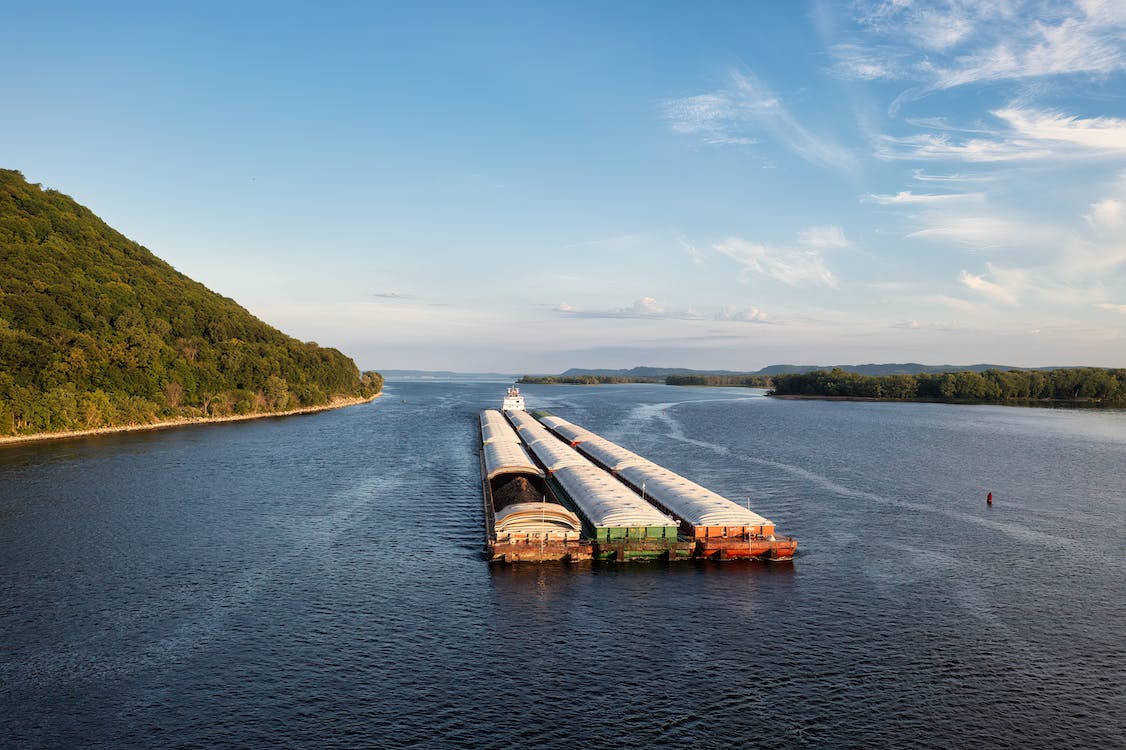 BARGE SWEEPS AWAY DOCKS AND BOATS IN TREMPEALEAU KQ98